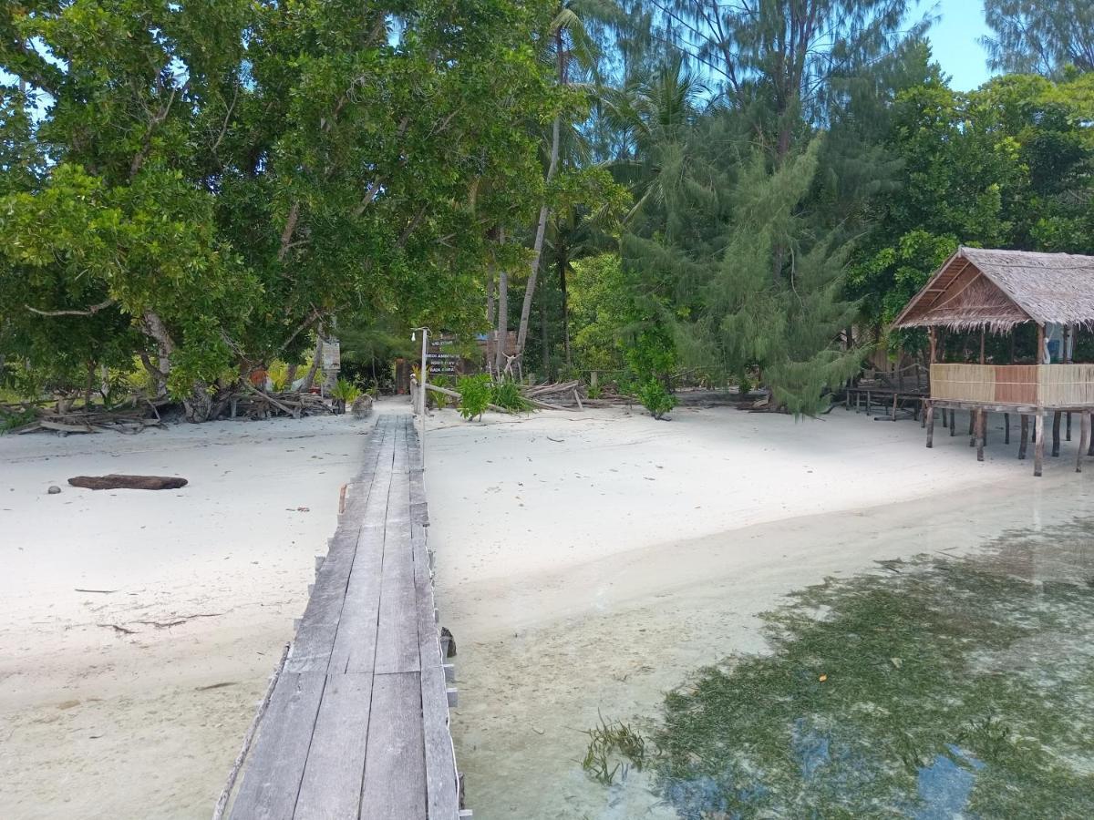 Meos Ambower Homestay Raja Ampat Fam Exterior foto